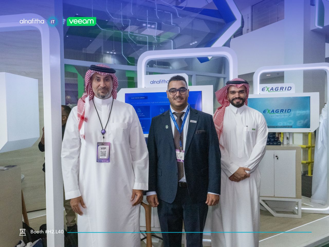 Alnafitha IT representative with visitors at the Veeam booth, LEAP 2026
